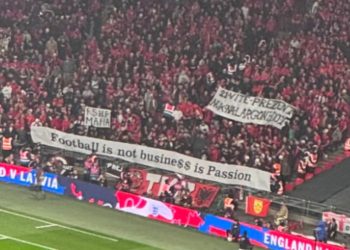 Pikantet e Angli-Shqipëri/ “Futbolli, pasion dhe jo biznes”, FSHF thumbohet nga tifozët në Londër! Anglezët braktisin stadiumin para kohe