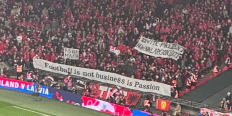 Pikantet e Angli-Shqipëri/ “Futbolli, pasion dhe jo biznes”, FSHF thumbohet nga tifozët në Londër! Anglezët braktisin stadiumin para kohe