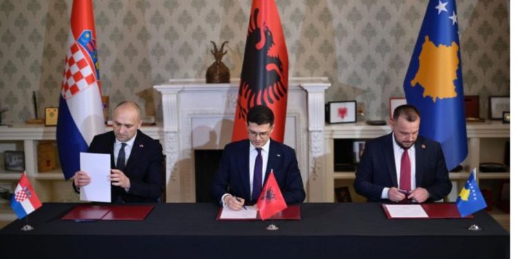 Vuçiç tha se kanë hapur “garë armësh”/ Zbardhet deklarata e plotë, ja çfarë përmban memorandumi i mbrojtjes i nënshkruar nga Shqipëria, Kroacia dhe Kosova