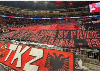 Tifozat Kuq e Zi zbulojnë koreografinë që nuk u pa në TV, aty ishte një mesazh shumë domethënës 