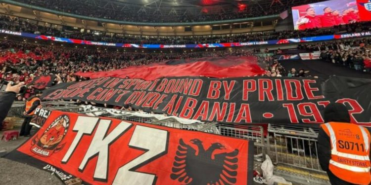 Tifozat Kuq e Zi zbulojnë koreografinë që nuk u pa në TV, aty ishte një mesazh shumë domethënës