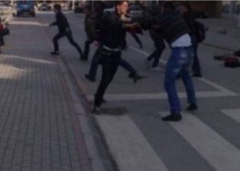 Vrasje në tentativë në Podujevë! Gjashtë persona rrahin një shtetas dhe e sulmojnë me thikë