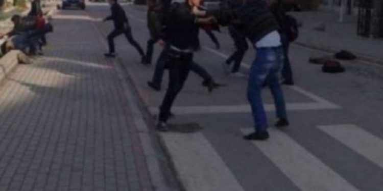 Vrasje në tentativë në Podujevë! Gjashtë persona rrahin një shtetas dhe e sulmojnë me thikë