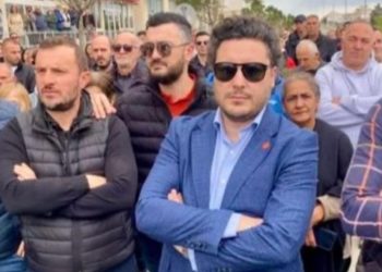 I pranishëm edhe ish-kryeministri Abazoviç, protestë në Mal të Zi kundër tenderit për plazhet: Ulqini nuk është në shitje!