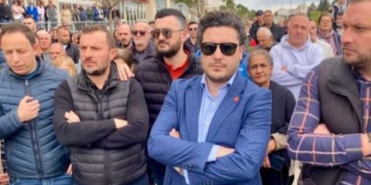 I pranishëm edhe ish-kryeministri Abazoviç, protestë në Mal të Zi kundër tenderit për plazhet: Ulqini nuk është në shitje!