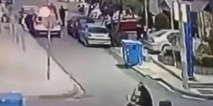 VIDEO/ Përleshje e përgjakshme në Selanik, plagosen dy shqiptarë, njëri prej tyre në gjendje të rëndë