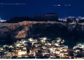 FOTO+VIDEO/ Fiken dritat në Akropolis dhe në Bashkinë e Athinës, shkak ndërgjegjësimi në “Orën e Tokës”