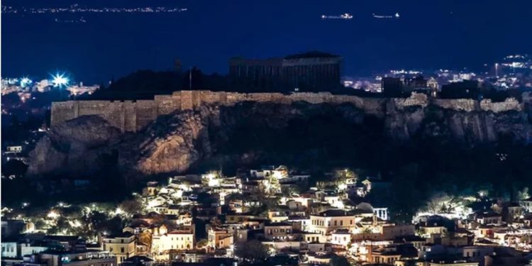 FOTO+VIDEO/ Fiken dritat në Akropolis dhe në Bashkinë e Athinës, shkak ndërgjegjësimi në “Orën e Tokës”