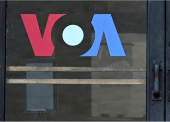 “Sulm tragjik ndaj demokracisë”/ VOA padit mbikëqyrësin USAGM, kërkon të rinisë punën pas urdhrit të Trumpit