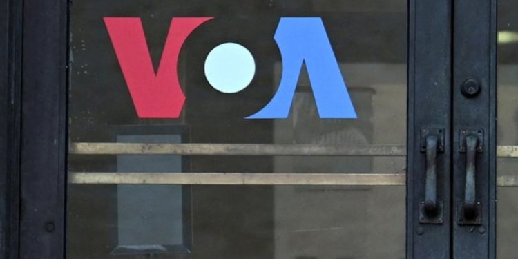 “Sulm tragjik ndaj demokracisë”/ VOA padit mbikëqyrësin USAGM, kërkon të rinisë punën pas urdhrit të Trumpit