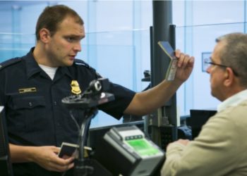 Të refuzuar, në pranga ose në qendra ndalimi: Pse doganat në SHBA po trembin turistët europianë