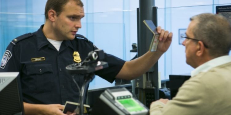 Të refuzuar, në pranga ose në qendra ndalimi: Pse doganat në SHBA po trembin turistët europianë