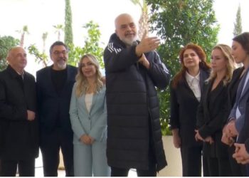 “Bëjmë foto me gratë se burrat vijnë gjithmonë mbrapa”/ Rama batuta me kandidatët në Vlorë: Deri më 11 Maj rrini të bashkuar, pastaj bëni ç’të doni!