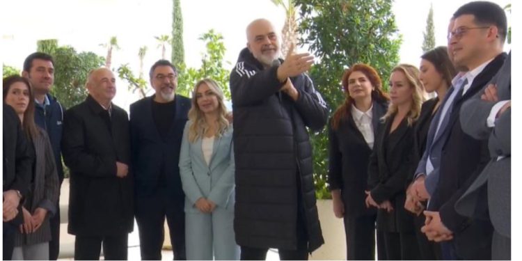 “Bëjmë foto me gratë se burrat vijnë gjithmonë mbrapa”/ Rama batuta me kandidatët në Vlorë: Deri më 11 Maj rrini të bashkuar, pastaj bëni ç’të doni!