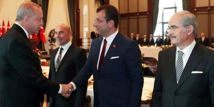 Asnjëra palë nuk do të dorëhiqet nga beteja/ Analiza e CNN: Imamoglu në pritje të gjykimit, a e arriti Erdogani qëllimin e tij kryesor?