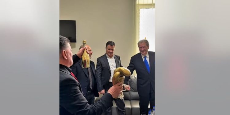 Berisha takon autoritetet e Napolit, merr dhuratë dorezë boksi dhe shampanjë