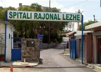 Lezhë/ 17-vjeçarja konsumon fotoksinë, transportohet në spital