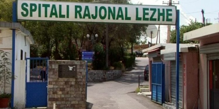 Lezhë/ 17-vjeçarja konsumon fotoksinë, transportohet në spital