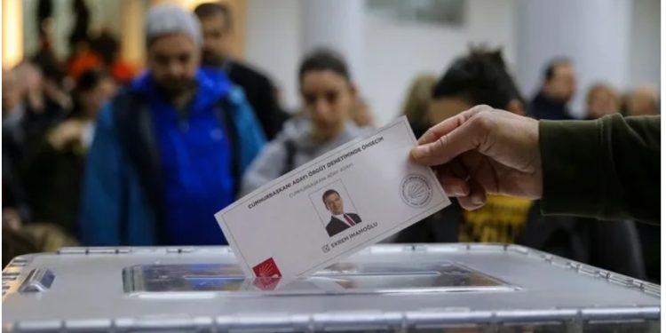 Mbi 1.5 milion persona po votojnë Ekrem Imamolgu-n/ Krijohet rradhë në qendrat e votimit për kundështarin kryesor të Erdoganit