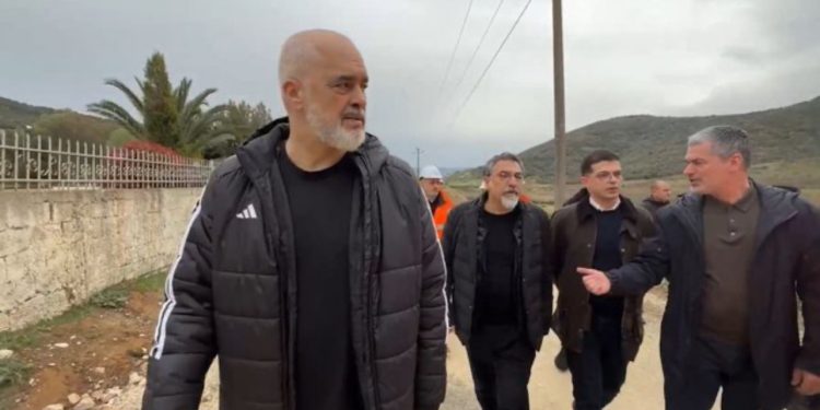 Rama inspekton punimet e rrugës Bunavi-Kërkovë, batuta me banorët e zonës: Ke ndërruar parti për mua? Je penduar?