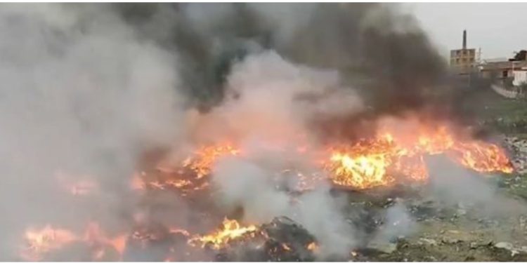 Përfshihet nga flakët fusha e mbetjeve në Vlorë, zjarri rrezikon banesat pranë