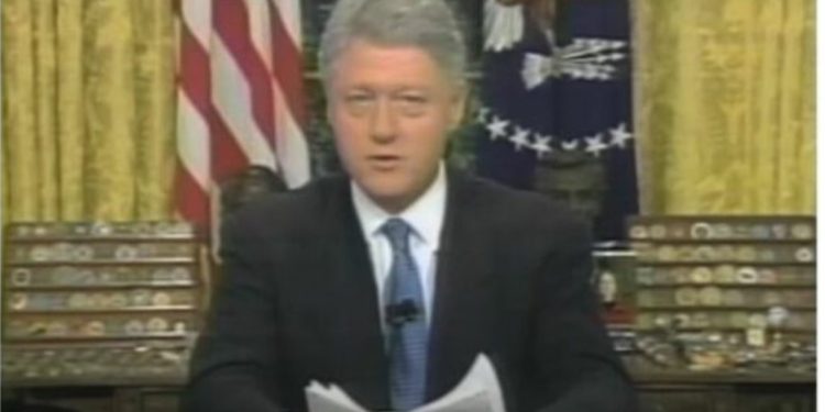 26 vite nga bombardimet e NATO-s kundër ushtrisë serbe, presidenti Cliton më 24 mars 1999: Po veprojmë për të mbrojtur mijëra njerëz të pafajshëm në Kosovë!