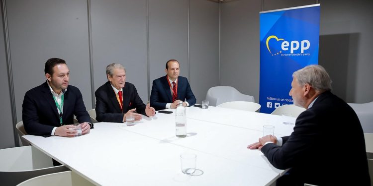 Berisha takon Komisionerin e BE/ Hahn: Do ngre zërin për të gjitha problematikat e PD