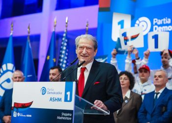 Berisha: Vlora do të ketë një zonë të lirë industriale! U bëj thirrje mësuesve dhe administratës, dilni në anën e drejtë të historisë