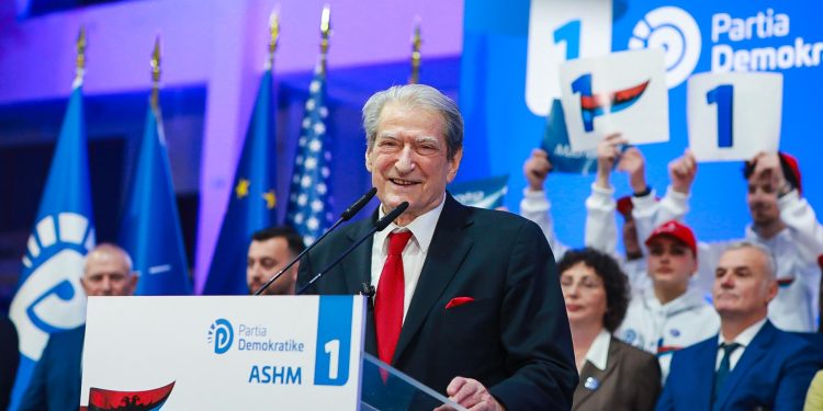 Berisha: Vlora do të ketë një zonë të lirë industriale! U bëj thirrje mësuesve dhe administratës, dilni në anën e drejtë të historisë