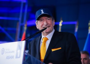Berisha shfaqet me kapelen me numrin 1: Si do i rrisim pagat dhe pensionet? Paratë që marrim nga qytetarët, do ua kthejmë atyre