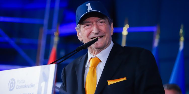 Berisha shfaqet me kapelen me numrin 1: Si do i rrisim pagat dhe pensionet? Paratë që marrim nga qytetarët, do ua kthejmë atyre