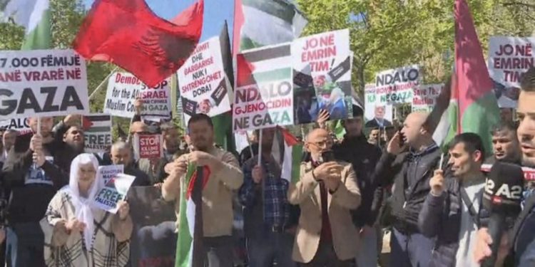 Protesta në mbështetje të Palestinës para Parlamentit në Tiranë, pjesëmarrësit: Rama nuk duhet të përkrahë krimin e Izaelit