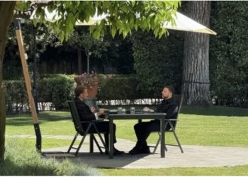 Trump u largua “me nxitim” pas ceremonisë në Vatikan, Zelensky vijon takimet! Publikohen PAMJET nga tryeza e diskutimeve me Macron në Romë