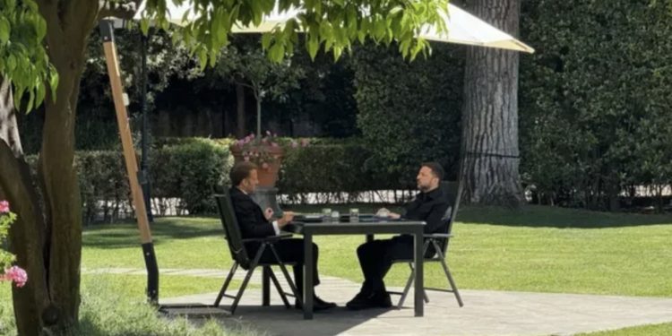 Trump u largua “me nxitim” pas ceremonisë në Vatikan, Zelensky vijon takimet! Publikohen PAMJET nga tryeza e diskutimeve me Macron në Romë