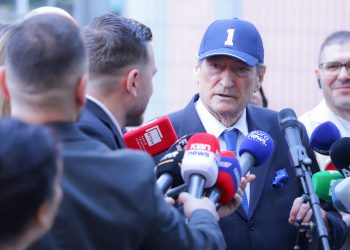 Të paraburgosurit e përshëndesin Berishën me dy gishta/ Kreu i PD: I garantoj se ato ditë burgu që bëjnë pa meritë, do u shpërblehen me rrogat e qeveritarëve