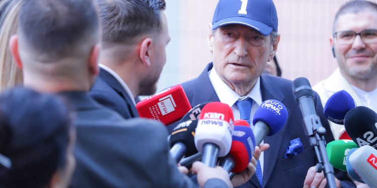 Të paraburgosurit e përshëndesin Berishën me dy gishta/ Kreu i PD: I garantoj se ato ditë burgu që bëjnë pa meritë, do u shpërblehen me rrogat e qeveritarëve