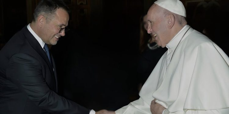 Samir Mane, “dora e zezë e pastrimit të parave” që bëri pis dorën e Papës