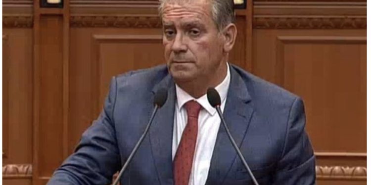 U shoqërua nga policia, Adriatik Alimadhi: Më tërhoqën zvarrë dhe më goditën me grushte