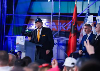 Berisha në Kamëz: Ju keni shtëpitë pa legalizuar, kurse Rama ka legalizuar sarajet e Surrelit në kundërshtim me ligjin