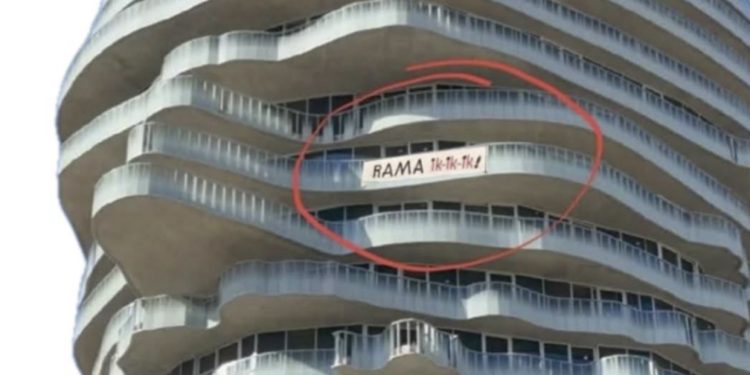 FOTOT/ Banderola kundër Ramës në kullat e sheshit Skëndërbej: Rama ik ik ik