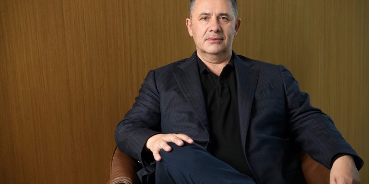 Samir Mane dhe iluzioni i Instagramit/ Kur pasuria e ndërtuar në errësirë kërkon ndriçimin e rremë të rrjeteve sociale