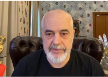 “Pse na i more edhe ata të FRPD?”/ Rama i përgjigjet komentuesit: Nuk u bënë socialistë! Më thanë do punojmë për pasaportën e BE-së…