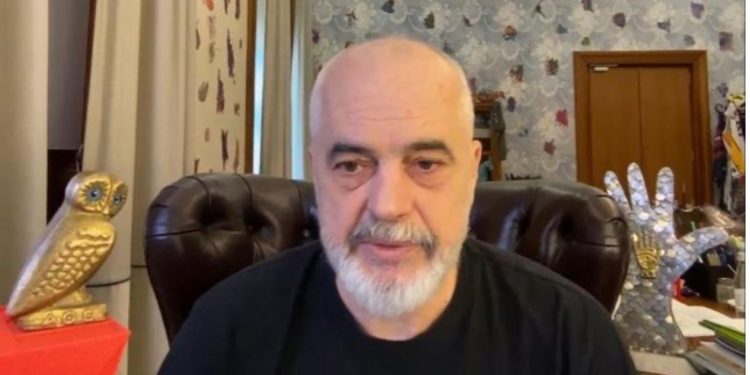 “Pse na i more edhe ata të FRPD?”/ Rama i përgjigjet komentuesit: Nuk u bënë socialistë! Më thanë do punojmë për pasaportën e BE-së…