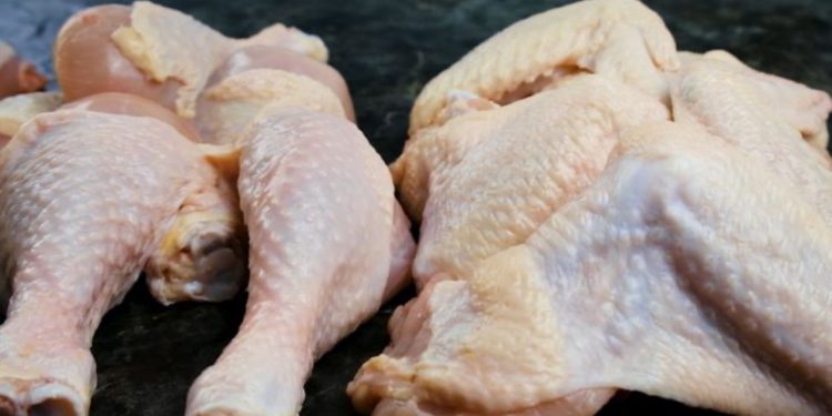 Skandali/ Kontrolle në Vlorë, kapen disa subjekte që tregtonin mish pule me salmonelë
