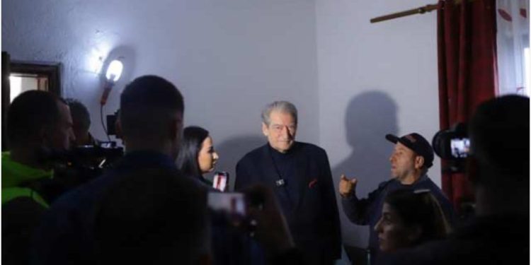 Tërmeti i shkatërroi shtëpinë/ Kryefamiljari-Berishës: S’më japin dëmshpërblim se jam demokrat!