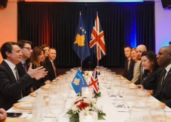 Kryediplomati britanik vizitë zyrtare në Kosovë, takim me Kurtin dhe ministrat: Të forcojmë bashkëpunimin në luftën kundër emigracionit dhe krimit të organizuar