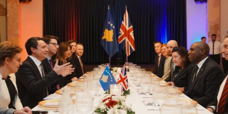 Kryediplomati britanik vizitë zyrtare në Kosovë, takim me Kurtin dhe ministrat: Të forcojmë bashkëpunimin në luftën kundër emigracionit dhe krimit të organizuar
