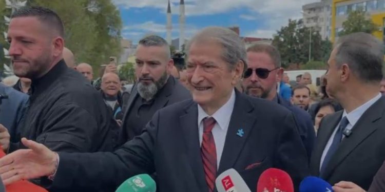 Akuza e SPAK ndaj Bardh Spahisë, Berisha: Shpejt merrni vesh çfarë përfaqëson kryebashkiaku i Dobraçit