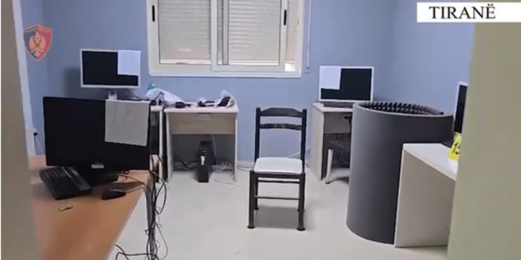 Zbulohet apartamenti i përshtatur si call center ku mashtroheshin të huaja për të investuar në bursa, një person i arrestuar dhe një në kërkim