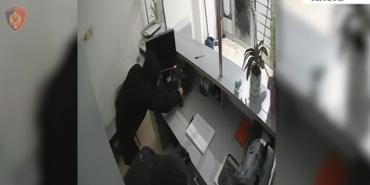 Shkatërrohet “grupi i vjedhjeve” në Fushë-Krujë, 4 të arrestuar dhe 3 të shpallur në kërkim! Ja momenti i një prej grabitjeve 